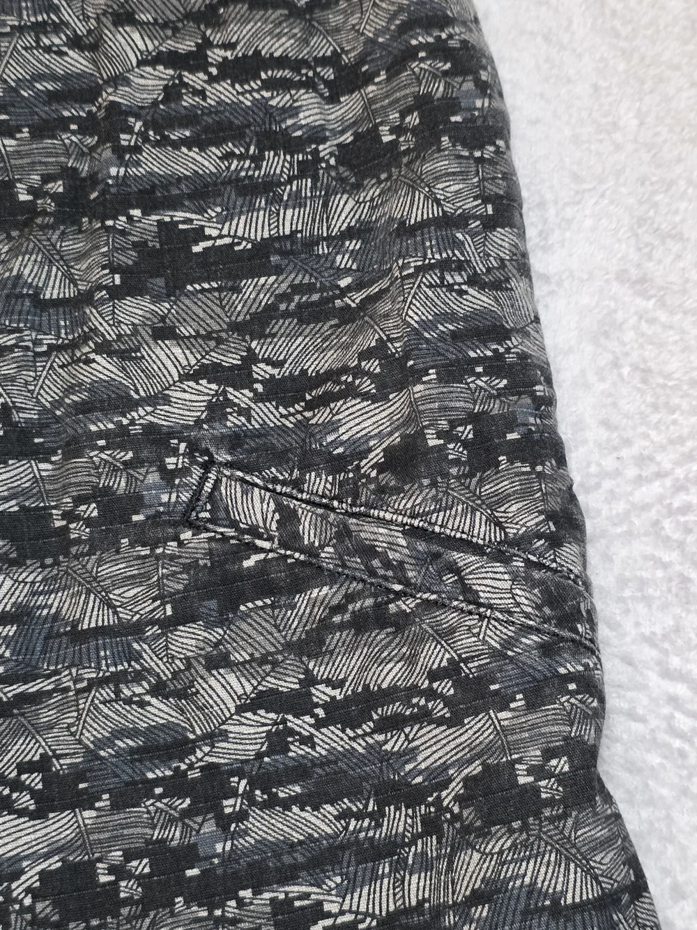 Men's Patterned Flat-Front Cotton Shorts in Black and Gray